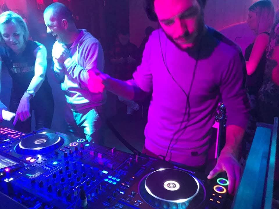 Photo de Pascal Bgx derrière les platines.